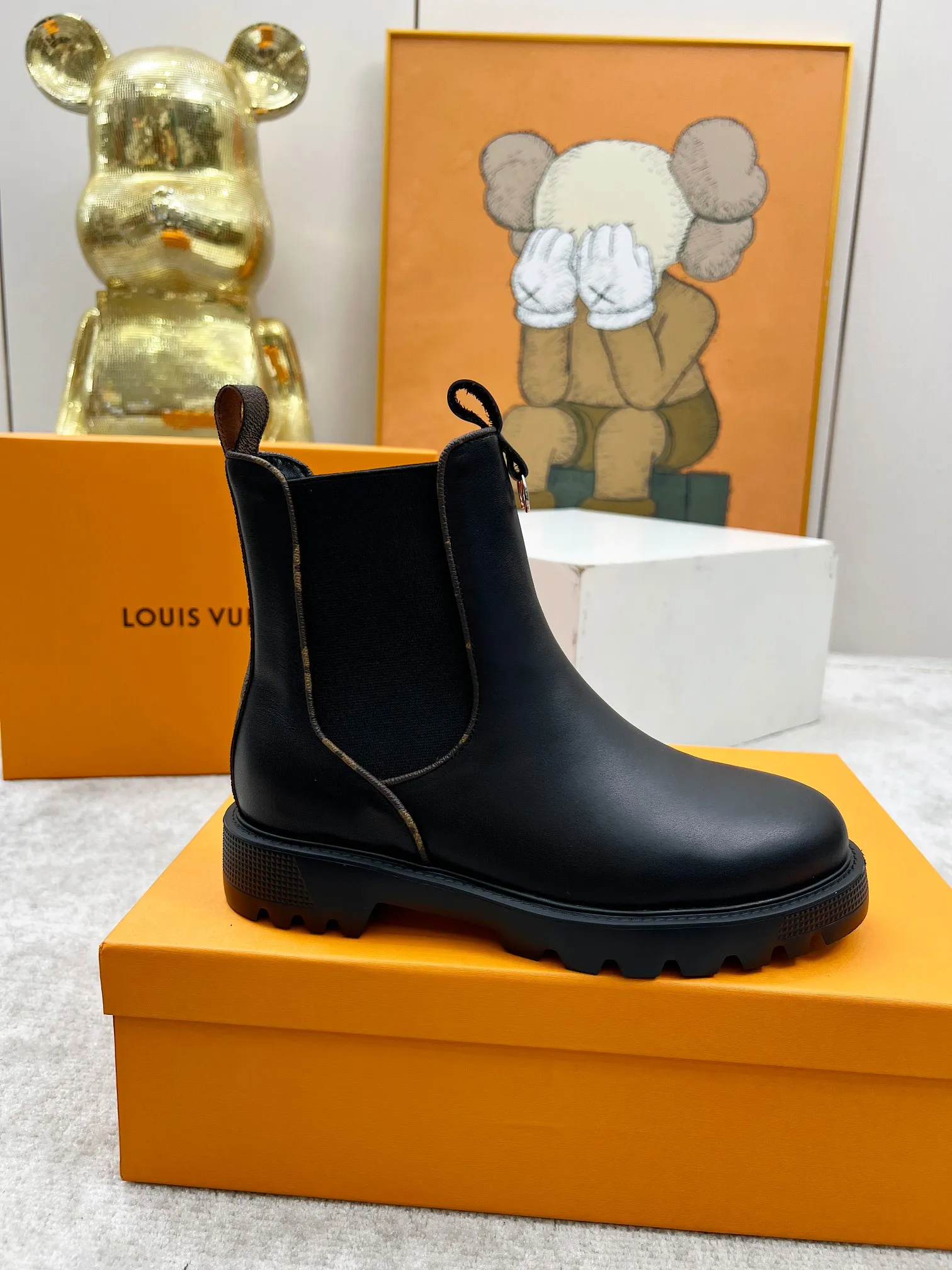 👟👟Ex-factory price 540👟👟 LOUS VUITON 🔥🔥🔥️ The latest short boots model from Louis Vuit 2025 official website, official website 💯 original version 1:1. LV Beaubourg uses calfskin to present a Chelsea-style upper, with a lightweight thick sole. Monogram canvas trim and contrast stitching outline the elastic side panels and seams respectively, cleverly interpreting the balance of strength and softness. It is a fashionable short boot that is comfortable and generous, versatile and very good-looking. Upper: Full-grain calfskin. Lining feet: sheepskin. Color: black/coffee, 35 to 40 yards, (414243 yards can be customized without return or exchange) Bosses are welcome to place orders